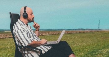 Press: Đutko, Stigo autotjun na selo